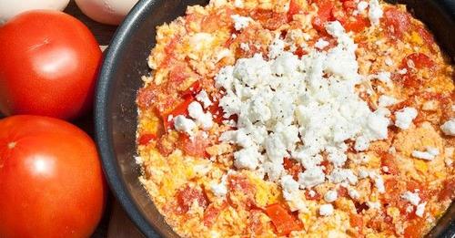 Αυγά με ντομάτες και φέτα «Καγιανάς» ή «Στραπατσάδα»